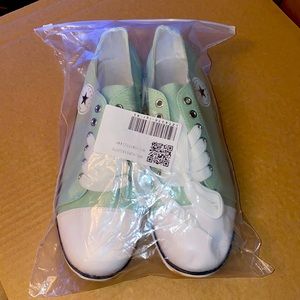 Canvas Chic Me Sneakers